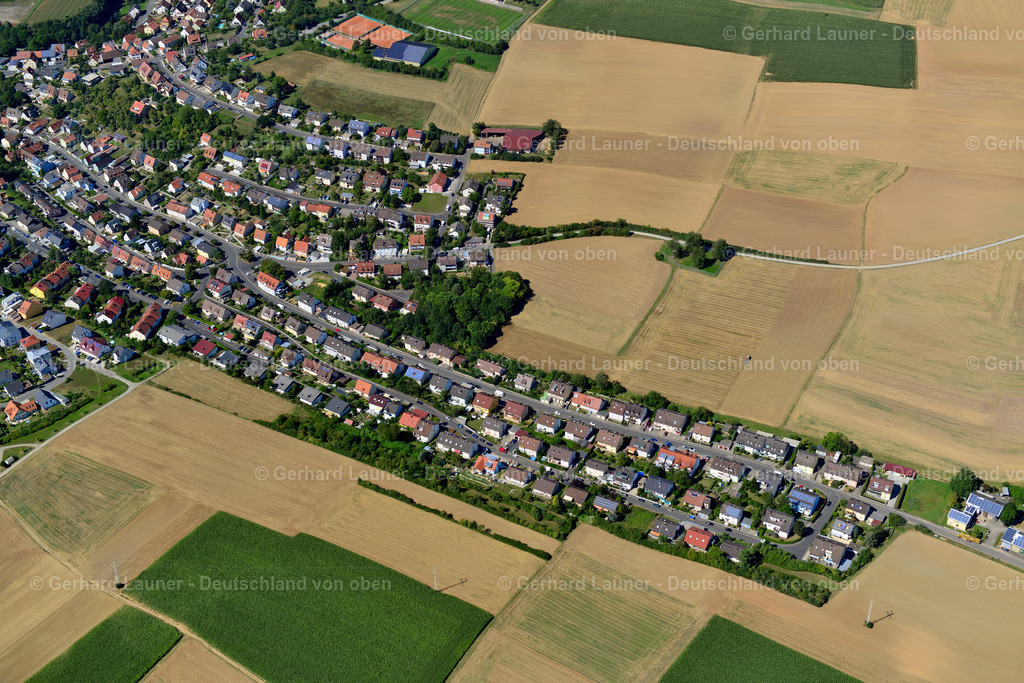 3650156 | VERSBACH 31.08.2016 Wohngebiet einer Einfamilienhaus- Siedlung am Rande von landwirtschaftlichen Feldern in Versbach im Bundesland Bayern, Deutschland // Single-family residential area of settlement on the edge of agricultural fields in Versbach in the state Bavaria, Germany Foto: Gerhard Launer