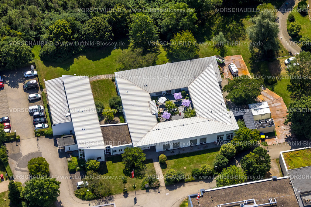 Duisburg230707801 | Luftbild, Malteser Hospizzentrum St. Raphael, mit Sonnenschirmen im Innenhof, Huckingen, Duisburg, Ruhrgebiet, Nordrhein-Westfalen, Deutschland