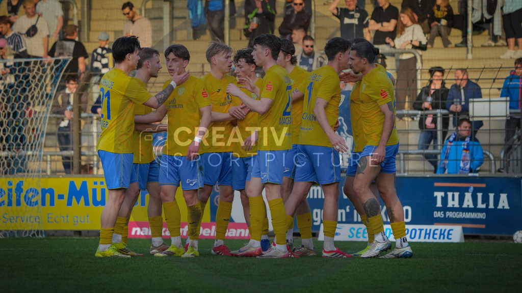 Fußball, Herren, Saison 2025/2026, Regionalliga Nordost, 30. Spieltag, FSV 63 Luckenwalde vs. SV Babelsberg 03, Freitag 17.04.2026, Karl-Liebknecht-Stadion Potsdam | Fußball, Herren, Saison 2025/2026, Regionalliga Nordost, 30. Spieltag, FSV 63 Luckenwalde vs. SV Babelsberg 03, Freitag 17.04.2026, Karl-Liebknecht-Stadion Potsdam, Im Bild: Jubel beim FSV 63 Luckenwalde um Torschütze Len Neumman nach dem Führungstreffer. - Realisiert mit Pictrs.com