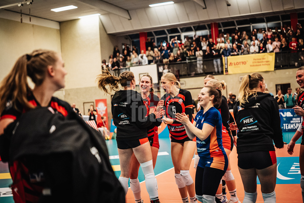 Volleyball | Frauen | Saison 2025/2026 | Volleyball Bundesliga | ETV Hamburger Volksbank Volleys vs. Ladies in Black Aachen | 29.10.2025 | Nach dem ersten Satzgewinn jubeln in der Mitte von links Louisa Krams (#17, ETV Hamburger Volksbank Volleys), Hannah Ammerman (#12, ETV Hamburger Volksbank Volleys) und Anna Hartig (#5, ETV Hamburger Volksbank Volleys)