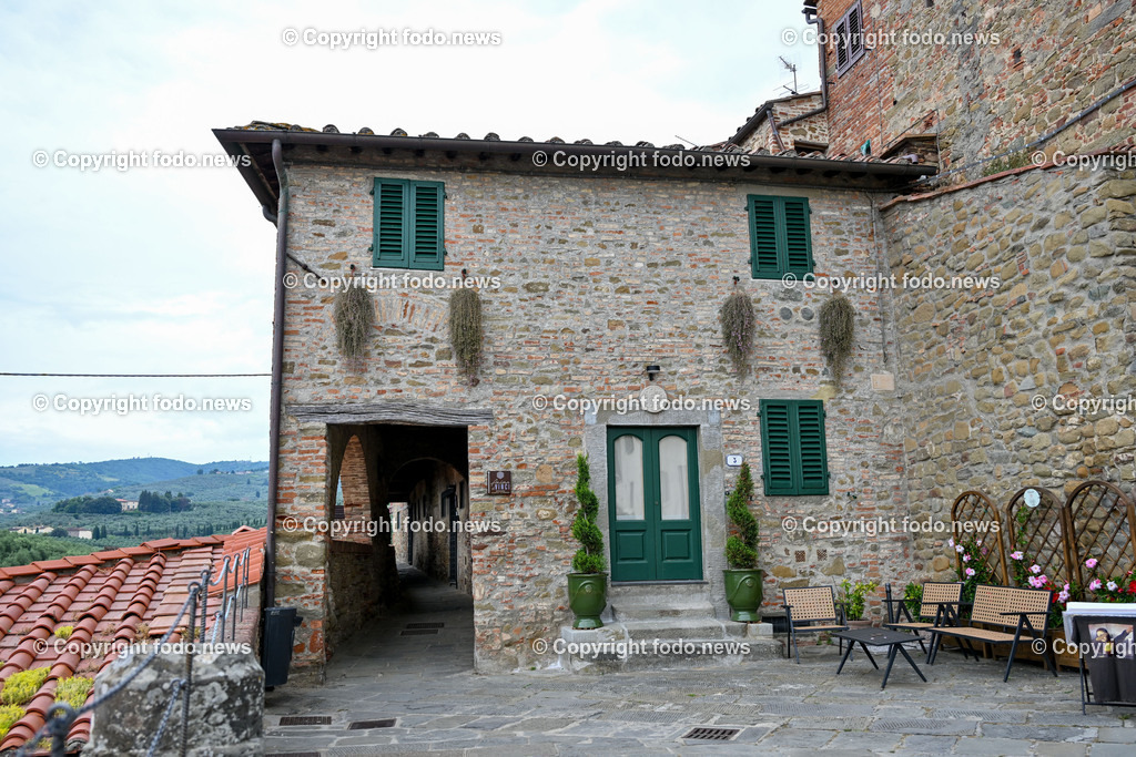 Italien_ Toskana_ Vinci_ 31.05.2024-15 | 31.05.2024, Italien, ITA, Toskana, Vinci im Bild Stadtansichten, Gebäude, Architektur, Touristen, Historisch, Souvenir, Altstadt, Museum, Statuen, Skulpturen, Leonardo Da Vinci, Castello dei Conti Guidi, Museo Leonardiano


Vinci ist eine italienische Gemeinde in der Metropolitanstadt Florenz, Region Toskana.
Quelle: Wikipedia
