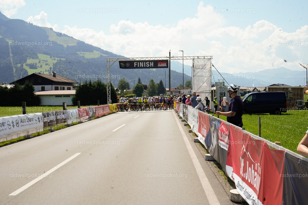 236_20230817_Bewerb_Maenner_Muehlanger | AUT - OESTERREICH, 2023-08-16: SPORT RENNRAD-FAHREN - 55. INTERNATIONALER RADWELTPOKAL IN ST. JOHANN IN TIROL  - Vintage-Radrennen mit WM-Bronze-Medaillen-Siegerin Christina Schweinberger, den Teilnehmer und Alexander Baumann (vom Orginastions-Team) - TAG 2 BEWERB MAENNER IN SECHS GRUPPEN  ; Foto: Roland Muehlanger