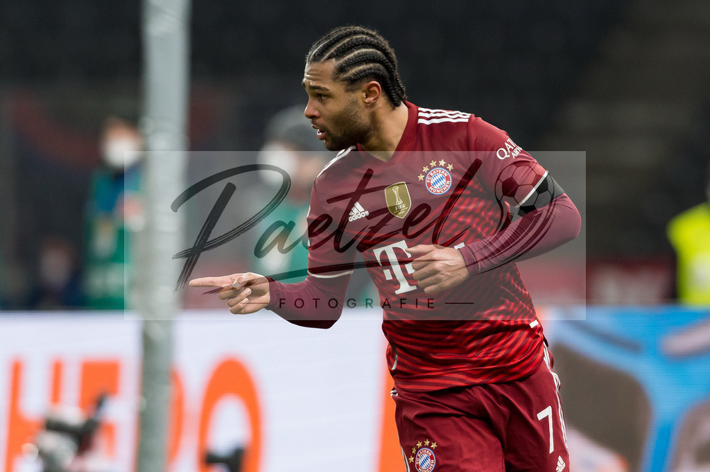 BSCFCB20220123_348 | Fussball, Herren: Serge Gnabry (FC Bayern Muenchen) Torjubel, jubelt nach seinem Treffer zum 0:4 bei dem Spiel der 1. Bundesliga zwischen Hertha BSC und FC Bayern Muenchen im Olypiastadion am 23.01.2022 in Berlin, Deutschland.DFB / DFL REGULATIONS PROHIBIT ANY USE OF PHOTOGRAPHS AS IMAGE SEQUENCES AND/OR QUASI-VIDEO. - Realisiert mit Pictrs.com