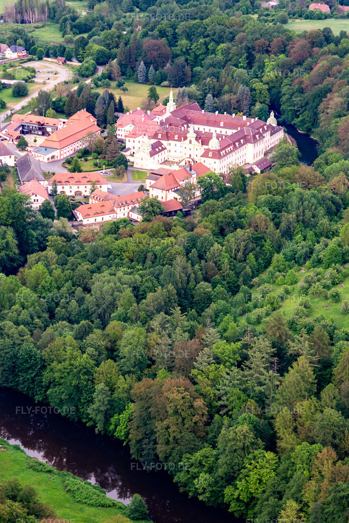 Luftbild: Nonnen-Kloster St. Marienthal im Ortsteil Marienthal in Ostritz im Bundesland Sachsen in Deutschland. – Foto: IMG_141696.jpg vom 23.05.2024 durch Werner Riehm/FLY-FOTO.de – Auflösung des Originals: 3246 x 4868 px – Kloster St. Marienthal | Eintauchen in das Klosterleben in Ostritz
