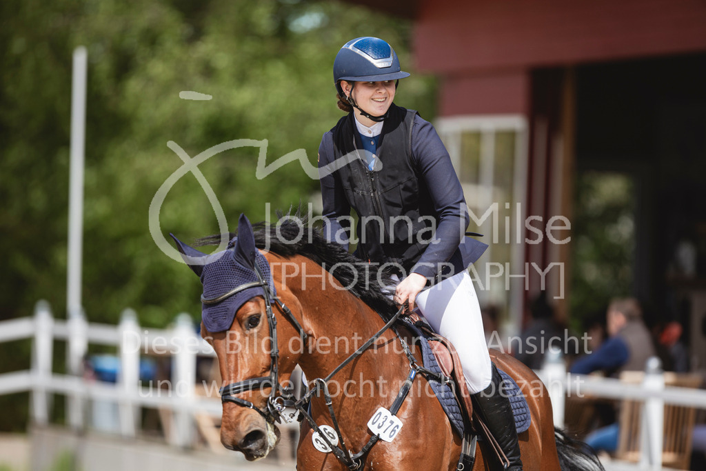 240428_Spenge_M2-Spr-147 | Deine schönsten Turniermomente als professionelle Fotos! Entdecke hochwertige Pferdesport-Fotografie im Online-Shop. Jetzt Fotos finden & bestellen!