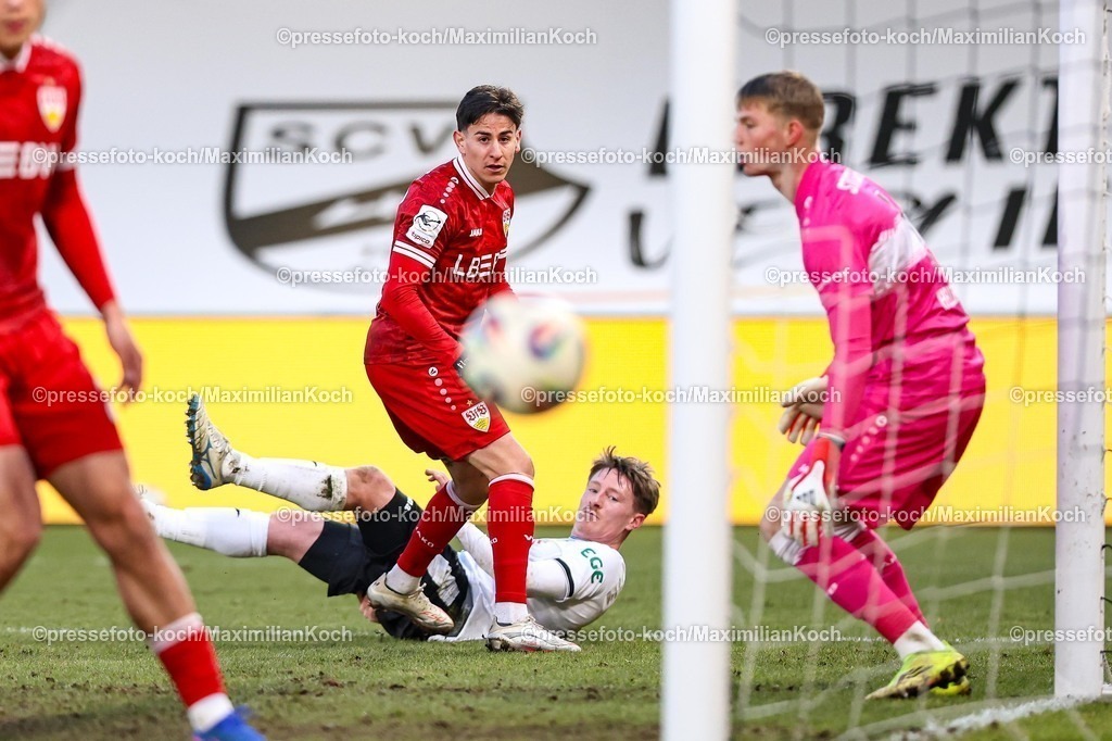 xKWIx01022601042 | 01.02.2026, xKWIx, Fußball, 3. Liga, SC Verl - VfB Stuttgart II, Sportclub Arena: Nicolás Sessa (VfB Stuttgart II #10), Florian Hellstern (VfB Stuttgart II #1) und Dennis Waidner (SC Verl #8) schauen dem Ball zu wie er am Tor vorbei fliegt Photo: xKamilxWilkowskixPressefotoKochx