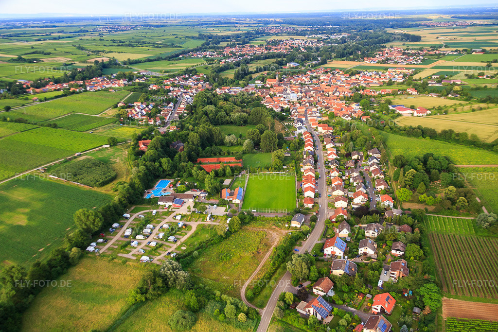 Luftbild: Camping im Klingbachtal, Freibad und Sportplätzen des TSV Fortuna im Ortsteil Ingenheim in Billigheim-Ingenheim im Bundesland Rheinland-Pfalz in Deutschland. Foto: IMG_090215.jpg vom 26.06.2016 durch Werner Riehm/FLY-FOTO.deWWW.CAMPING-KLINGBACHTAL.DE