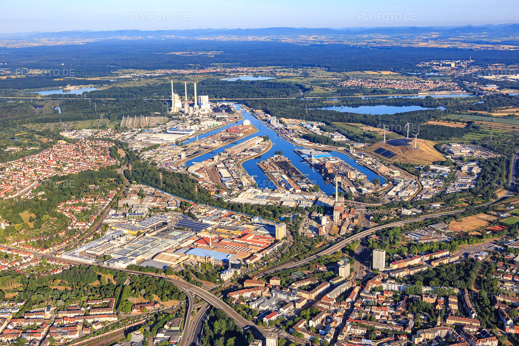 Luftbild: Industriegebiet Grünwinkel und Karlsruher Rheinhäfen von Osten im Ortsteil Mühlburg in Karlsruhe im Bundesland Baden-Württemberg in Deutschland. Foto: IMG_083878.jpg vom 26.07.2015 durch Werner Riehm/FLY-FOTO.de