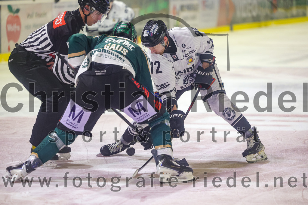 2025-11-25_036_TSV_Erding_gegen_EHF_Passau_Black_Hawks | Erding, Deutschland, 25.11.2025:Eishockey, Oberliga Süd 2025 / 2026, 20. Spieltag, TSV Erding gegen EHF Passau Black Hawks, Endergebnis: 2:3 n.V.Lukas Gaus (Erding Gladiators, #23), Sebastian Lassmann (EC Peiting, #92)Foto: Christian Riedel / fotografie-riedel.net