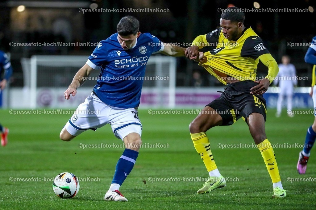 BVBII26012501003 | 26.01.2025, Fußball, 3.Liga, Borussia Dortmund II - Arminia Bielefeld, Stadion Rote Erde, Saison 2024 2025: Stefano Russo (Arminia #21) im Zweikampf gegen Rodney Elongo-Yombo (BVBII #10)DFB regulations prohibit any use of photographs as image sequences and or quasi-video.