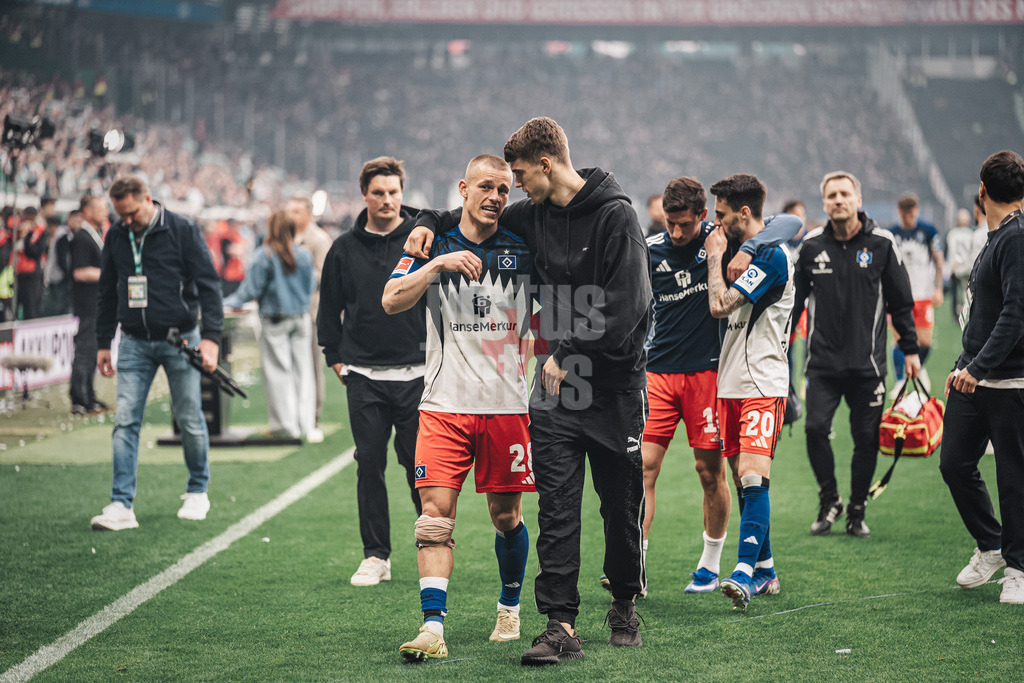Fußball | Männer | Saison 2025/2026 | 1. Fußball-Bundesliga | 30. Spieltag | SV Werder Bremen vs. Hamburger SV | 18.04.2026 | v.l. Miro Muheim (#28, HSV) und Luka Vuskovic (#44, HSV) gehen gemeinsam aus dem Stadion