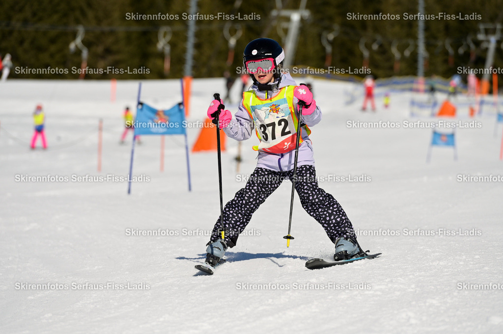 SRF_27.02.2026_171 | Skirennfotos,Serfaus,Fiss,Ladis,Kinderskirennen,Winter,Tirol,Oberland,skirace,SFL,feelfree,weil wir's genießen,ski,Ski,skifahren,Sonnenplateau, - Realisiert mit Pictrs.com