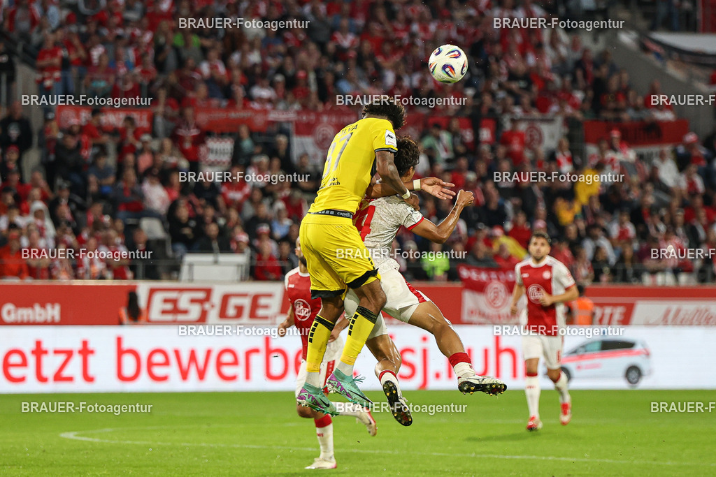 Rot-Weiss Essen - TSV Alemannia Aachen | Essen, Deutschland, 31.08.2025 Fabio Torsiello (Alemannia Aachen) und Kaito Mizuta  (Rot-Weiss Essen) im Kampf um den Ballwährend des 3.Liga Spiels zwischen  Rot-Weiss Essen und Alemannia Aachen am 31.08.2025 im Stadion an der Hafenstraße in Essen. (Foto von Timo Bluhmki-Schmidt/Brauer Fotoagentur