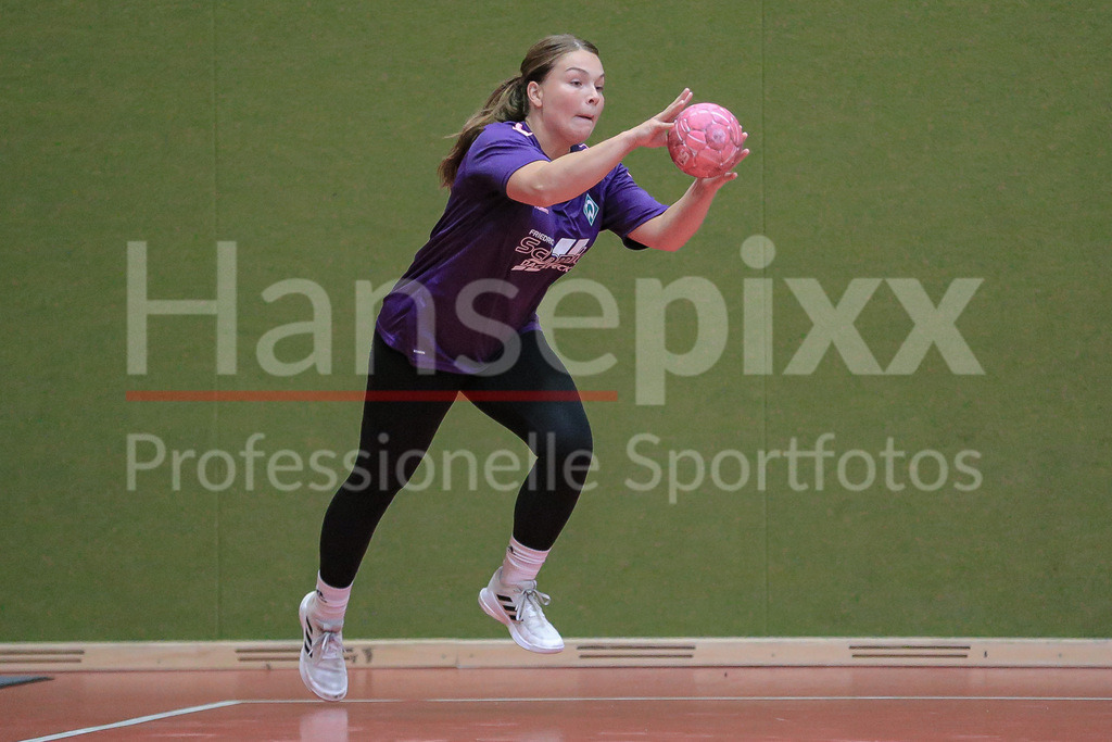 Handball, 2. Bundesliga Frauen, Training SV Werder Bremen | v.li.: Madita Probst (SV Werder Bremen, 10) am Ball, Spielszene, Aktion, Action
