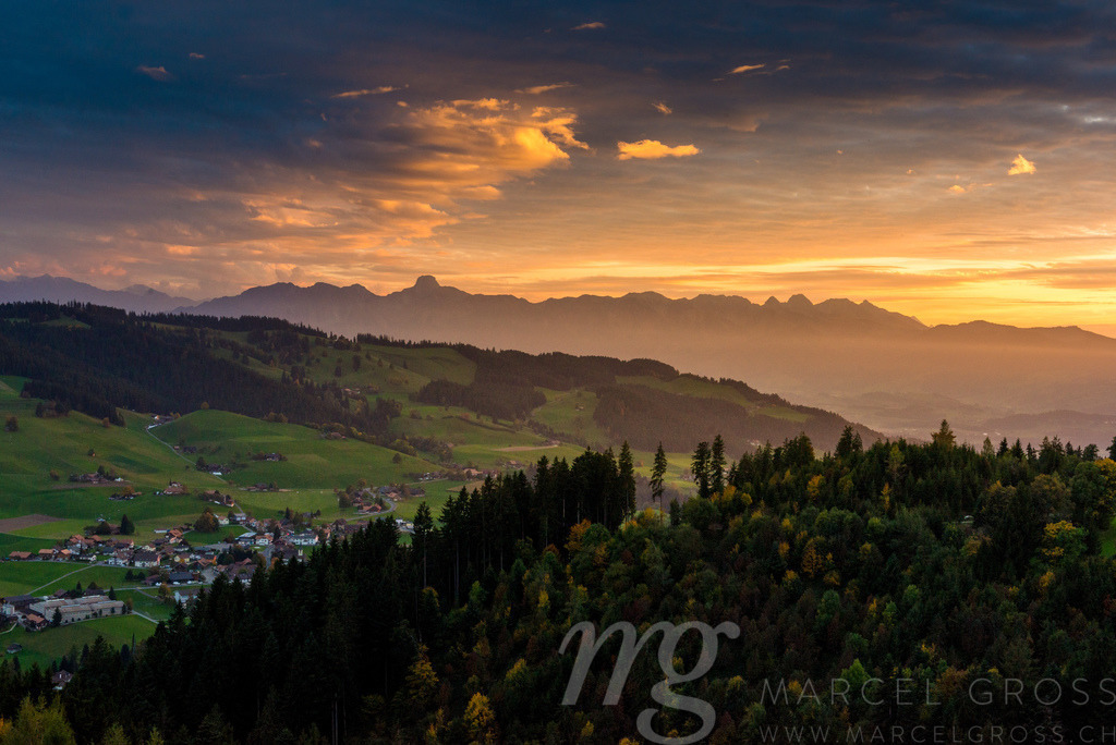 Sonnenuntergangsstimmung über dem Emmental und der Stockhorn-Kette, Aebersold, Schweiz | Sonnenuntergangsstimmung über dem Emmental und der Stockhorn-Kette, Aebersold, Schweiz - Realisiert mit Pictrs.com