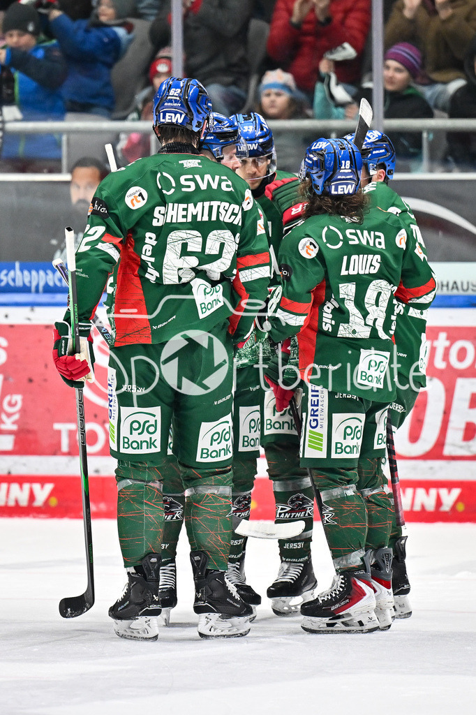 Augsburger Panther - Grizzlys Wolfsburg | AUGSBURG, GERMANY - 15. MARCH: Jubel der Panther nach dem treffer zum 2-4 durch Anthony LOUIS (Augsburger Panther 18) / Tor / Torschuetze / Freude / Happy während dem Match zwischen den Augsburger Panthern und den Grizzlys Wolfsburg am 52. Spieltag der Penny DEL im Curt Frenzel Stadion