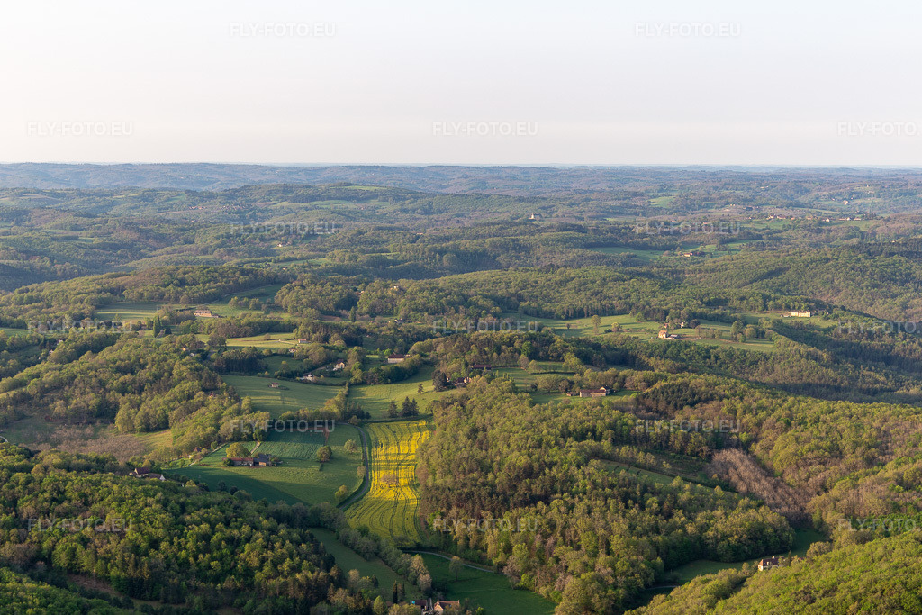 Vue aérienne: Vue de la ville à Castelnaud-la-Chapelle dans le département Dordogne, France. Photo: IMG_113706.jpg prise le 20/04/2019 par Werner Riehm/FLY-FOTO.eu – Résolution de l'original: 5308 x 3539 px
