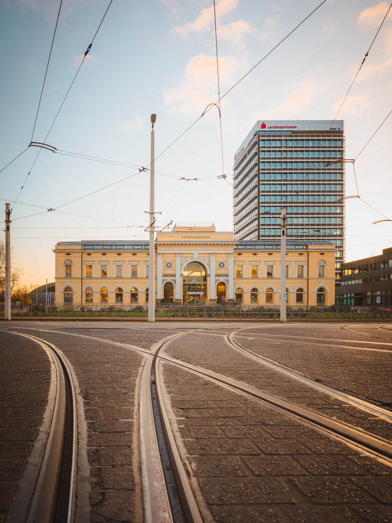 Alter Bahnhof | Entdecke exklusive Fotokunst aus Braunschweig: Bildband, Leinwände, Postkarten, Kalender, digitale Downloads & Bildlizenzen. Jetzt im offiziellen Beautiful Braunschweig Shop! - Realisiert mit Pictrs.com