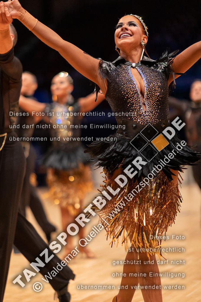 20221112-02768 | Hier finden Sie Tanz Bilder vom Latein und Standard Formationen tanzen. Sportbilder vom Tanzsport. Schöne Fotos und von Weltmeisterschaft, Europameisterschaft, Bundesliga, Regionalliga, Oberliga und Landesliga sowie von GOC Stuttgart, DanceComp, WM Bremen