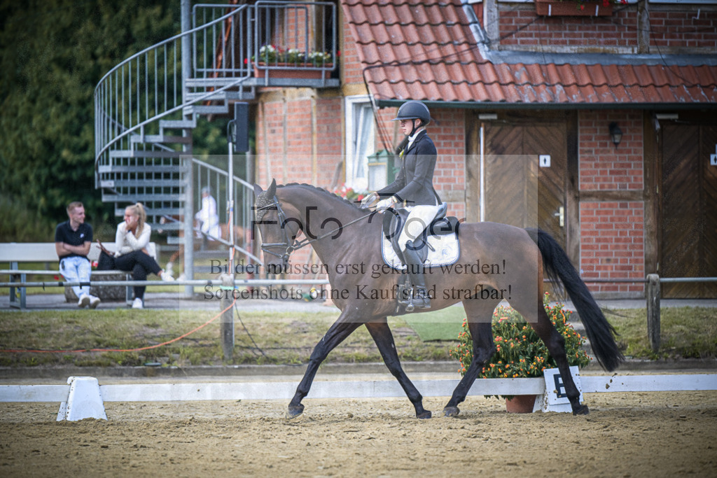 DOS_9933 | Entdecke hochwertige Reitturnierfotos von Foto Oger. Professionell, emotional und authentisch – jetzt Lieblingsmomente im Shop bestellen.Deutschlandweite Turnierfotografie. - Realisiert mit Pictrs.com