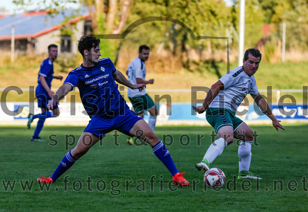 2023-08-01_031_FC_Schwaig_gegen_FC_Deisenhofen | Oberding, Deutschland, 01.08.2023:
Fußball, Toto-Pokal 2023 / 2024, 1. Spieltag, FC Schwaig gegen FC Deisenhofen, Endergebnis: 2:3

Valentin Köber (FC Deisenhofen, #27), Benjamin Held (FC Schwaig, #17)

Foto: Christian Riedel / fotografie-riedel.net