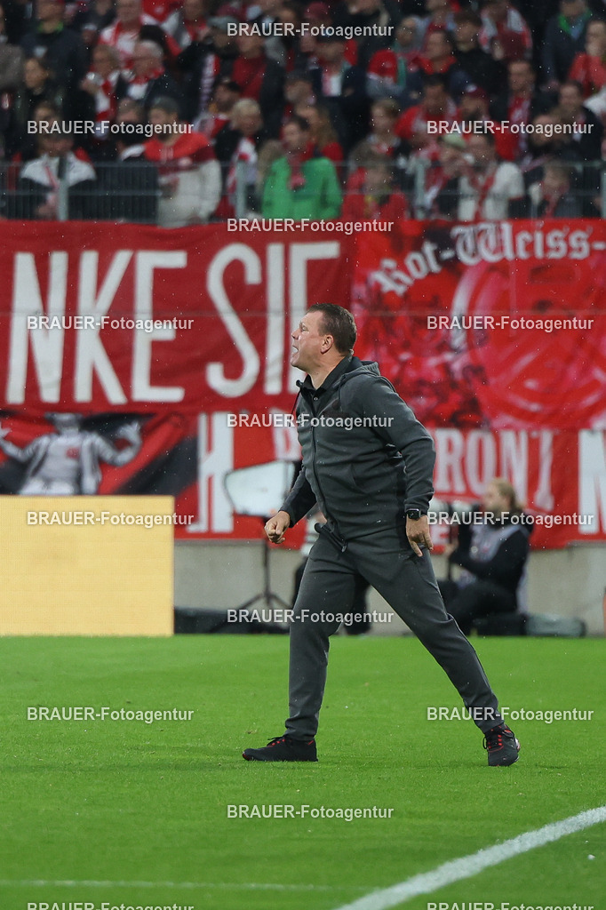 Rot-Weiss Essen - VFL Osnabrück | Essen, Deutschland, 17.09.2025 Uwe Koschinat (Rot-Weiss Essen) ruftwährend des 3.Liga Spiels zwischen  Rot-Weiss Essen und VFL Osnabrück am 17.09.2025 im Stadion an der Hafenstraße in Essen. (Foto von Timo Bluhmki-Schmidt/Brauer Fotoagentur