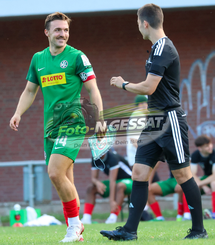 TuS Bersenbrück - HSC Hannover | Auf dem Bild zu sehen: grün HSC Hannover: Marcel Langer ; Schiedsrichter: Nils Hasse TuS Bersenbrück, HSC Hannover, Saison 25/26, Testspiel, Bünde, Deutschland - Realisiert mit Pictrs.com