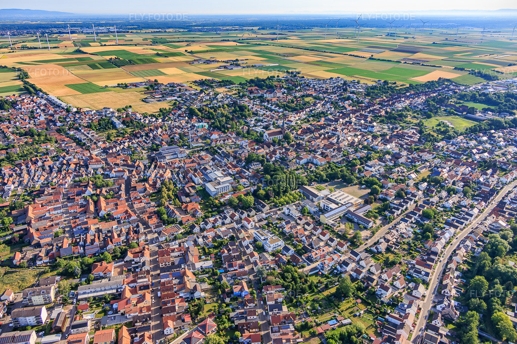 Luftbild: Stadtübersicht aus Südwesten in Herxheim bei Landau im Bundesland Rheinland-Pfalz in Deutschland. – Foto: IMG_157303.jpg vom 18.06.2026 durch Werner Riehm/FLY-FOTO.de – Auflösung des Originals: 5818 x 3879 px
