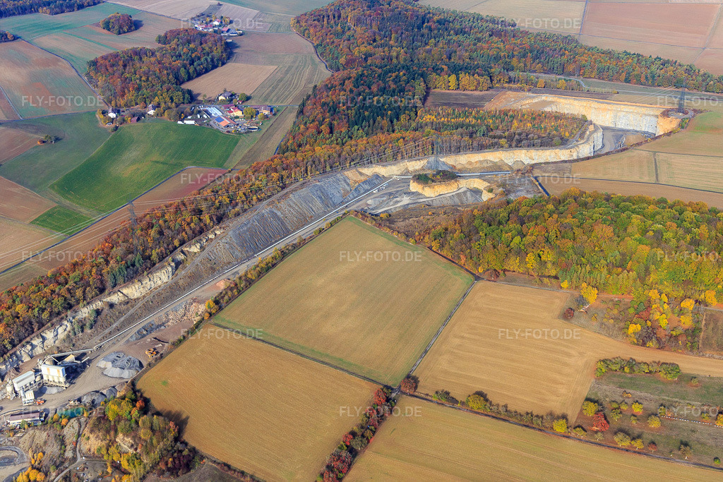 Luftbild: Steinbruch der Hohenlohe-Bauland GmbH SHB Schotterwerke im Ortsteil Eberstadt in Buchen im Bundesland Baden-Württemberg in Deutschland. – Foto: IMG_112290.jpg vom 02.11.2018 durch Werner Riehm/FLY-FOTO.de – Auflösung des Originals: 5472 x 3648 px – SHB GmbH & Co. KG | Schüttgüter, Baustoffrecycling und Naturstein