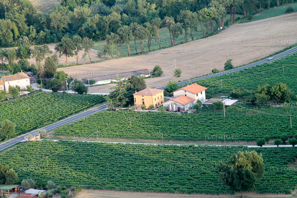 Vue aérienne: Vue de la ville à Santa Maria della Valle dans le département Les Marches, Italie. Photo: IMG_43149.jpg prise le 16/07/2011 par Werner Riehm/FLY-FOTO.eu – Résolution de l'original: 4272 x 2848 px