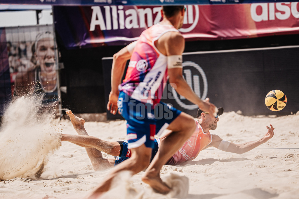 Beachvolleyball | Männer | Allianz German Beach Tour 2025 | Tourstop Bremen | 13.06.2025 | Bennet Poniewaz springt zum Ball