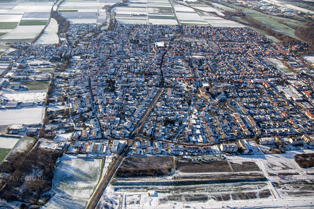 Luftbild: Germersheimer Straße von Osten im Winter bei Schnee in Offenbach an der Queich im Bundesland Rheinland-Pfalz in Deutschland. Foto: IMG_135567.jpg vom 16.12.2022 durch Werner Riehm/FLY-FOTO.de