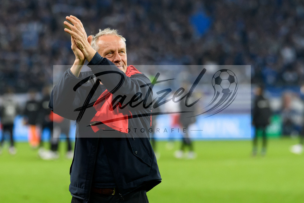 HSVSCF20220419_163 | Fussball, Herren: Trainer Christian Streich (SC Freiburg) gestikuliert, Gestik beim DFB-Pokal-Halbfinalspiel zwischen Hamburger SV und SC Freiburg im Volksparkstadion am 19.04.2022 in Hamburg, Deutschland.DFB / DFL REGULATIONS PROHIBIT ANY USE OF PHOTOGRAPHS AS IMAGE SEQUENCES AND/OR QUASI-VIDEO. - Realisiert mit Pictrs.com