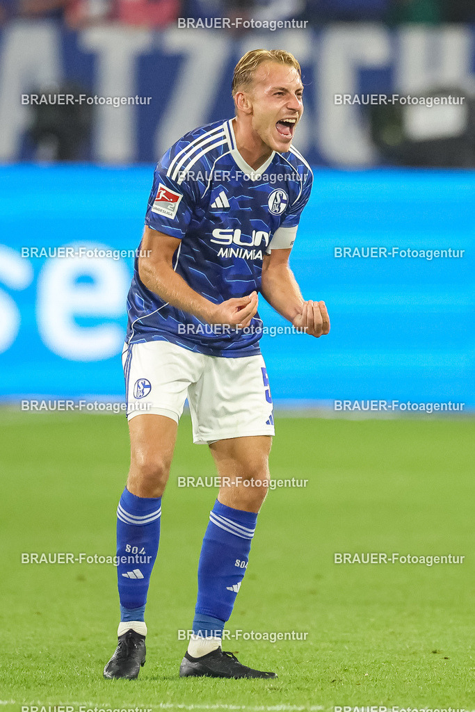 1_S04BER_20250801_3651.JPG -  - FC Schalke 04 - Hertha BSC Berlin - 2. Bundesliga | Gelsenkirchen, Deutschland, 01.08.25: Timo Becker (FC Schalke 04) gestikuliert, Gestik nach dem Spiel der 2. Bundesliga zwischen FC Schalke 04 - Hertha BSC Berlin in der Veltins-Arena am 01. August 2025 in Gelsenkirchen, Deutschland. (Foto von Stefan Brauer/Brauer-Fotoagentur)DFB/DFL REGULATIONS PROHIBIT ANY USE OF PHOTOGRAPHS AS IMAGE SEQUENCES AND/OR QUASI-VIDEO.