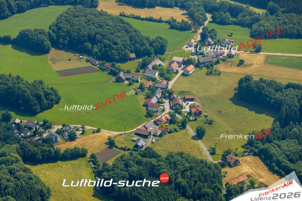 Das Luftbild zeigt : Hollfeld Tiefenbach - Die Luftaufnahme wurde 2023 vom UL-Flugzeug aus erstellt ( keine Drohne ) - Hochauflösende Luftaufnahme - Für grossformatige Ausdrucke geeignet. Die Geschenkidee !Mit Lizenz und Bildrechte bestellbar