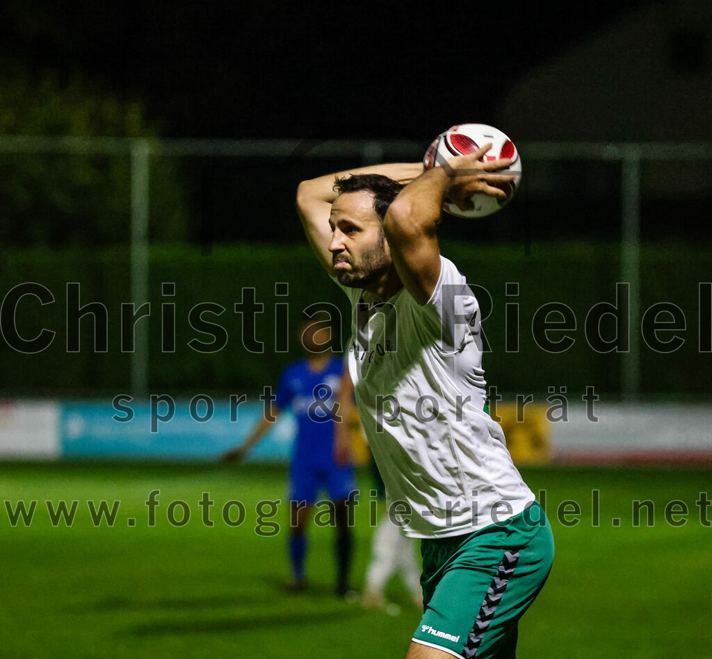 2023-10-13_032_FC_Schwaig_gegen_TSV_Ampfing | Oberding, Deutschland, 13.10.2023:
Fußball, Landesliga Südost 2023 / 2024, 16. Spieltag, FC Schwaig gegen TSV Ampfing, Endergebnis: 3:2

Mirza Idrizovic (FC Schwaig, #25)

Foto: Christian Riedel / fotografie-riedel.net