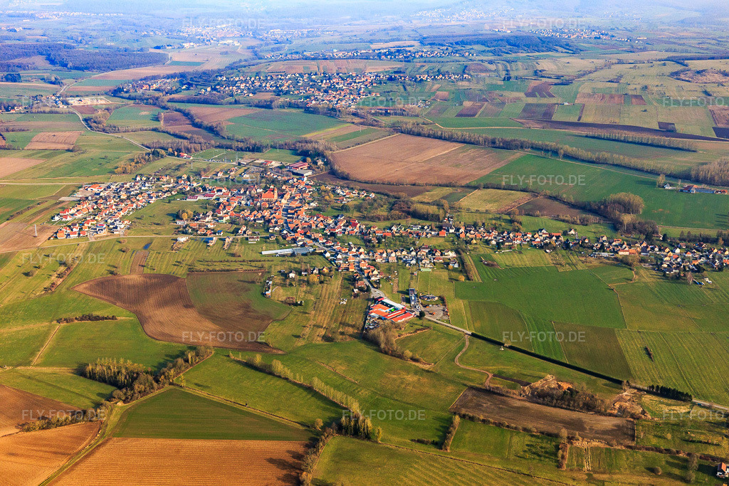 Luftbild: Ortsansicht von Südosten in Durrenbach im Bundesland Bas-Rhin in Frankreich. – Foto: IMG_105371.jpg vom 25.03.2018 durch Werner Riehm/FLY-FOTO.de – Auflösung des Originals: 5472 x 3648 px