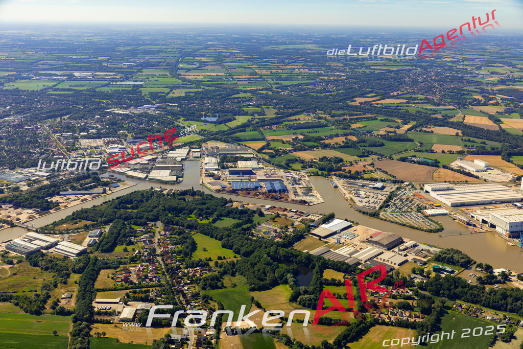 Aktuelles Luftbild von  Papenburg - Die Luftaufnahme wurde 2022 mittels UL-Flugzeug erstellt ( keine Drohne ) - hochauflösende Kamera-Systeme von  Canon -Beste Qualität - Für grossformatige Ausdrucke geeignet. Die Geschenkidee !