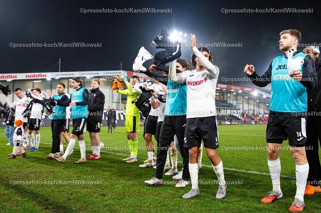 xKWIx13122501062 | 13.12.2025, xKWIx, Fußball, 3. Liga, SC Verl - Rot-Weiss Essen, SPORTCLUB Arena: Spieler beklatschen nach Abpfiff die Fans Photo: xKamilxWilkowskixPressefotoKochx