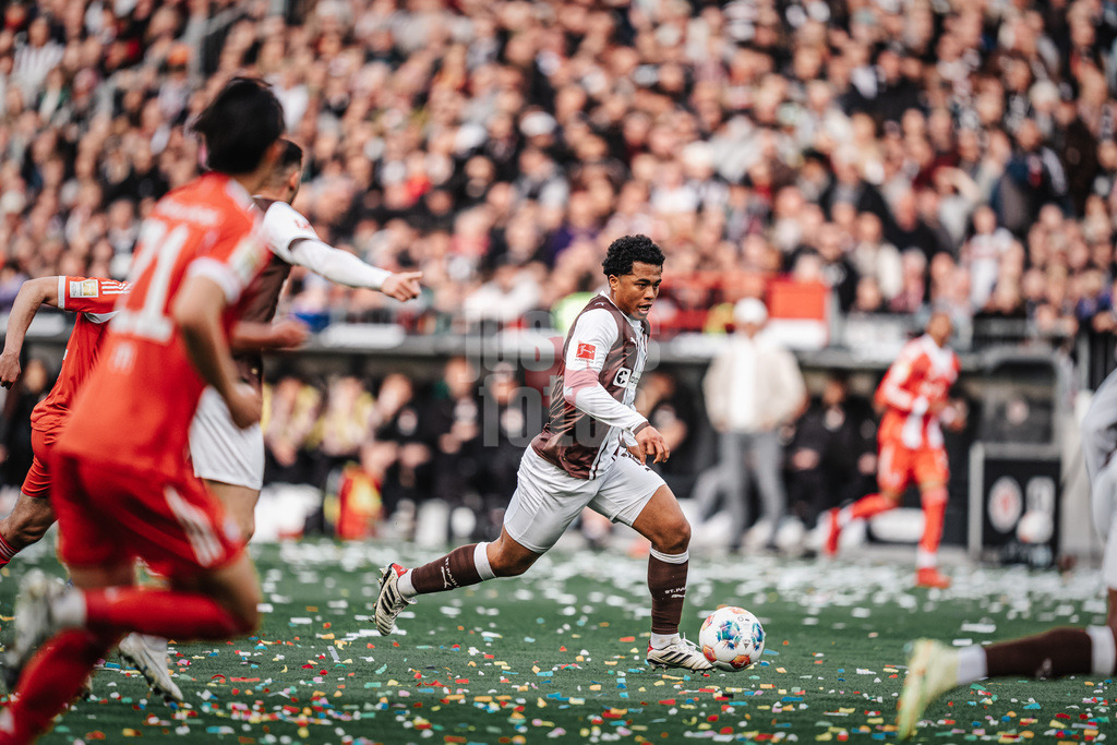 Fußball | Männer | Saison 2025/2026  | Fußball-Bundesliga | 29. Spieltag | FC St. Pauli vs. FC Bayern München | 11.04.2026 | Joel Chima Fujita (#16, FC St. Pauli) am Ball