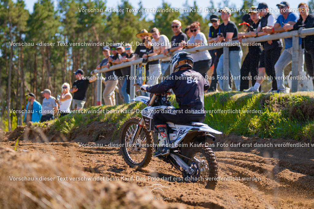 20260501_MCWriezen-3591 | Sportfotografin aus Berlin-Brandenburg mit Fokus auf Motocross. Ich halte deine sportliche Leistung und echte Emotionen auf und neben der Strecke professionell fest. Entdecke die Fotos von deinem Rennen und bestelle sie direkt hier im Shop.
