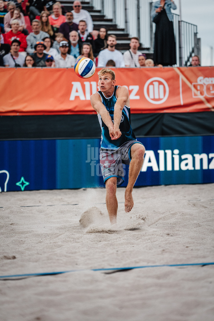Beachvolleyball | Männer | Allianz German Beach Tour 2024 | Tourstop Kühlungsborn 2 | 17.08.2024 | Jonas Reinhardt nimmt den Ball an