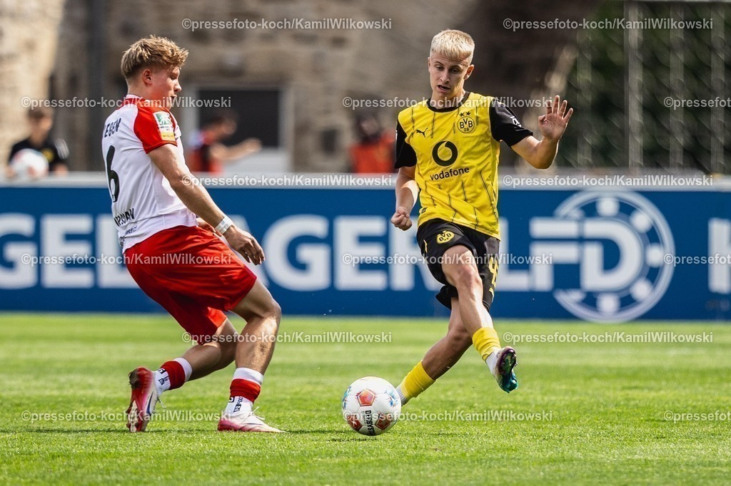 xkwi03082501045 | 03.08.2025, xkwix, Fußball, Regionalliga West, Borussia Dortmund U23 - Sportfreunde Siegen, Stadion Rote Erde: Danylo Krevsun (Borussia Dortmund 2 #43) im Zweikampf gegen Leon Pursian (Sportfreunde Siegen #6)