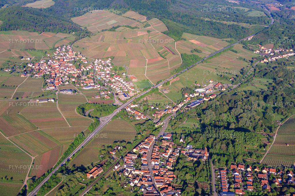 Luftbild: Winzerdorf am Morgen von Norden in Birkweiler im Bundesland Rheinland-Pfalz in Deutschland. Foto: IMG_64740.jpg vom 04.05.2014 durch Werner Riehm/FLY-FOTO.de