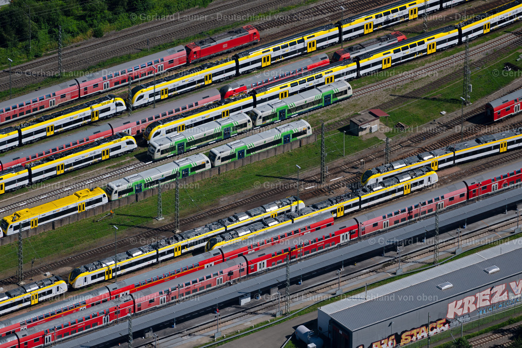4033583 | FREIBURG IM BREISGAU 30.06.2020 Gleisanlagen, Bahnbetriebswerk und Bahnhof im Ortsteil Wiehre in Freiburg im Breisgau im Bundesland Baden-Württemberg, Deutschland. Weiterführende Informationen bei: DB Netz AG,  Deutsche Bahn AG. // Railway track, depot, maintenance and repair shop for trains in the district Wiehre in Freiburg im Breisgau in the state Baden-Wurttemberg, Germany. Further information at: DB Netz AG,  Deutsche Bahn AG. Foto: Gerhard Launer
