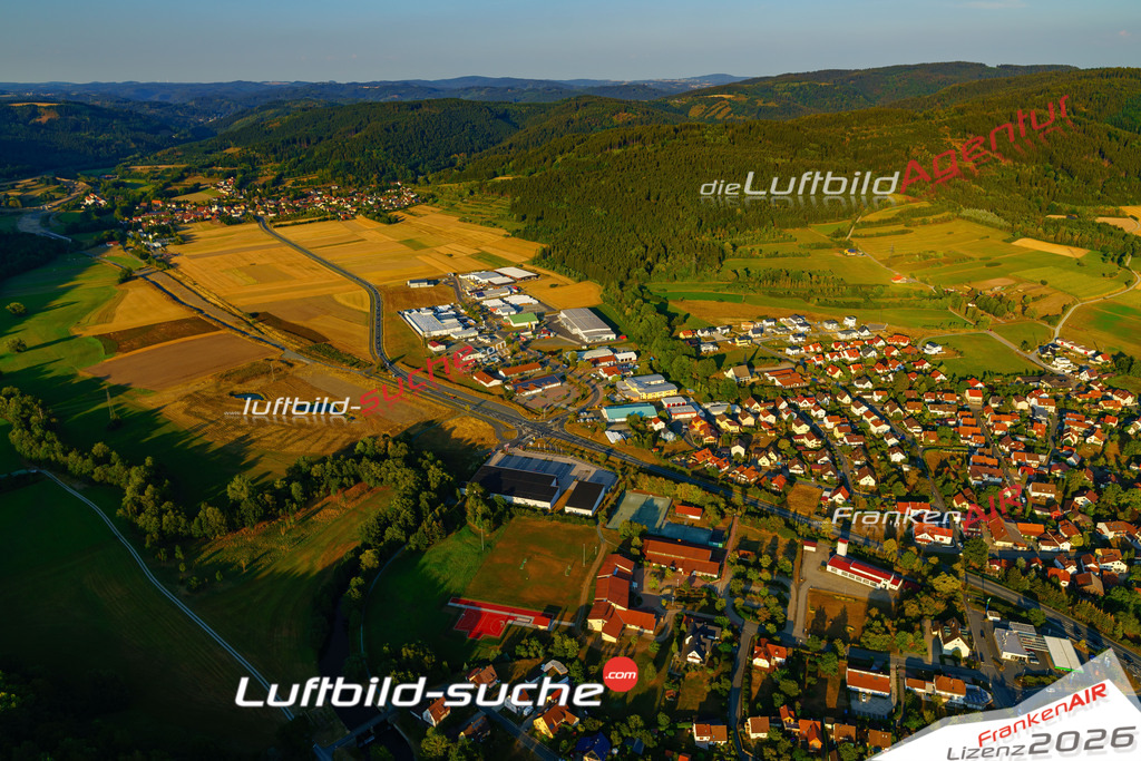 Die Luftbildaufnahme Bild - Marktrodach wurde 2018 mittels Flugzeug (keine Drohne) erstellt. Perfekte Schärfe und Druck- Auflösung- Garantiert!