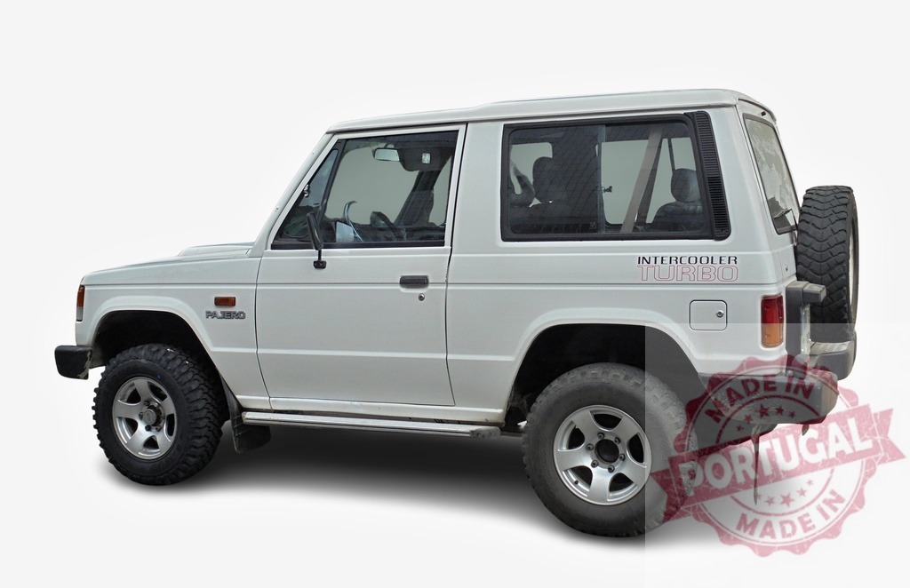 White Mitsubishi Pajero standing with spare wheel on white background | White Mitsubishi Pajero SUV standing on white background, showing its right side view - Realisiert mit Pictrs.com