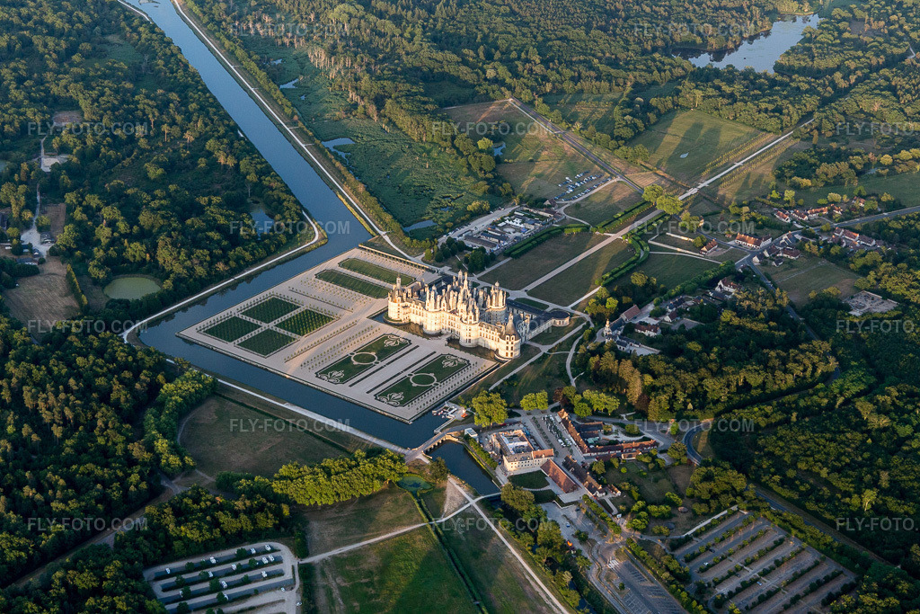 Aerial view: View of the town in Chambord in the state Loir et Cher, France. – Photo: IMG_101053.jpg taken on 06/23/2017 by Werner Riehm/FLY-FOTO.com – Resolution of the original: 5472 x 3648 px