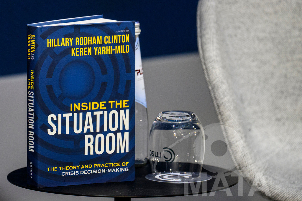 _DWA3473 | Ein Buch "Inside the Situation Room" von Clinton und Yarhi-Milo bei der Veranstaltung Bridging Scholarship and Statecraft im Rahmen der Münchner Sicherheitskonferenz 2026. München, 13.02.2026 Bayern Deutschland - Realisiert mit Pictrs.com