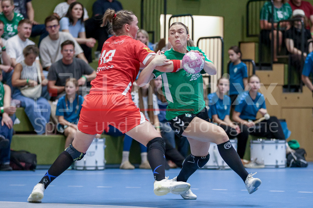 Handball, 2. Bundesliga Frauen, SV Werder Bremen - 1. FSV Mainz 05 | v.li.: Lena Feiniler (1. FSV Mainz 05, 18) und Malin Pods (SV Werder Bremen, 10) im Zweikampf, Duell, Spielszene, Aktion, Action